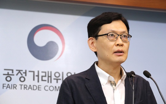 이태휘 공정거래위원회 약관심사과장이 18일 세종시 정부세종청사에서 테슬라 자동차 구매계약 불공정약관 시정 등과 관련해 브리핑을 하고 있다.  연합뉴스